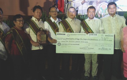 <p><strong>AWARDEE.</strong> Bago City Mayor Nicholas Yulo (4<sup>th</sup> from right) with City Agriculturist Carlito Indencia and other city personnel receive a trophy and a symbolic check for PHP1 million during the 2017 Rice Achievers Awards held at the Philippine International Convention Center in Pasay City on Thursday (May 31, 2018). <em>(Photo courtesy of Bago City)</em></p>
<p> </p>
<p> </p>